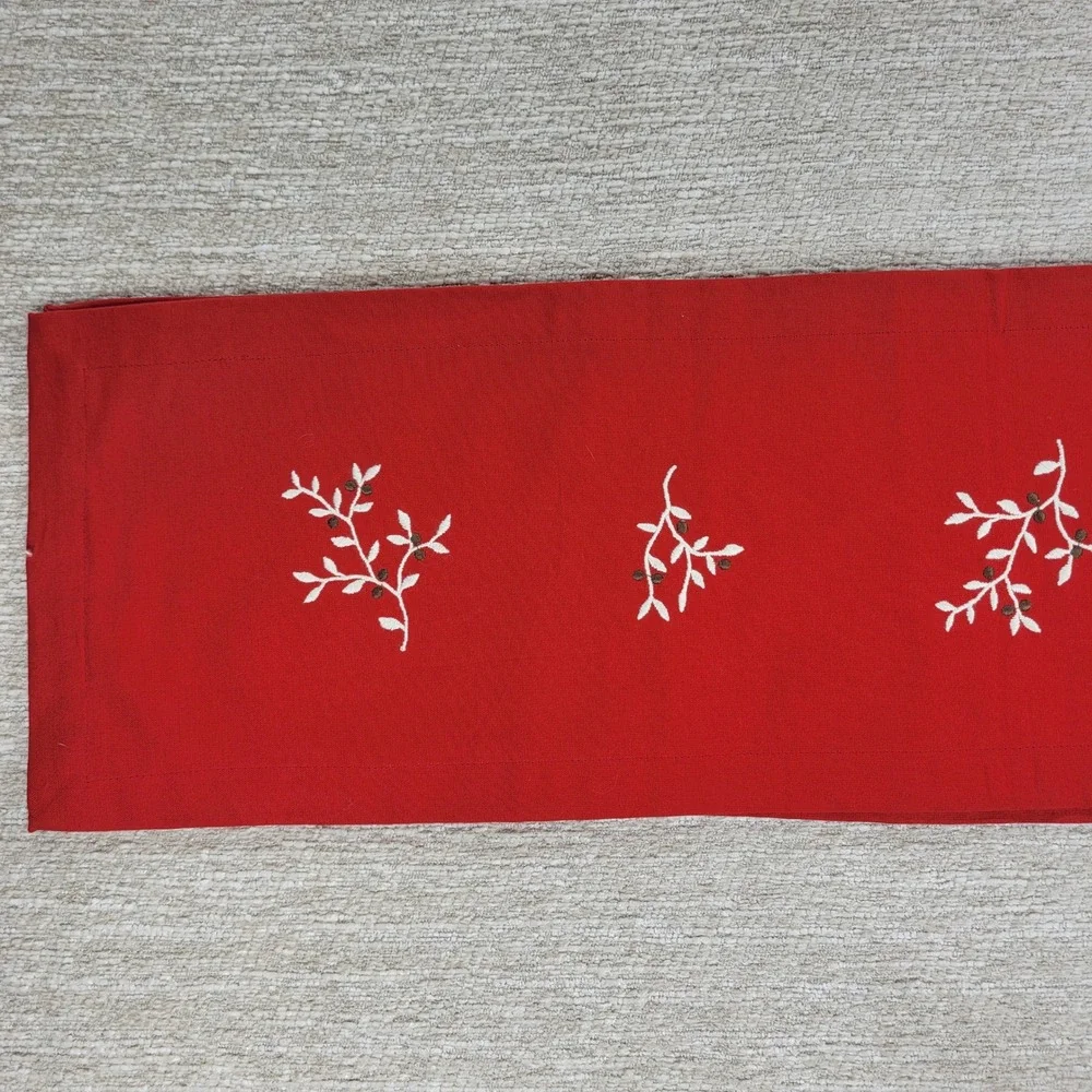 Linum Mistel Table Runner Red Embroidered Mistletoe Vines Holiday Christmas
